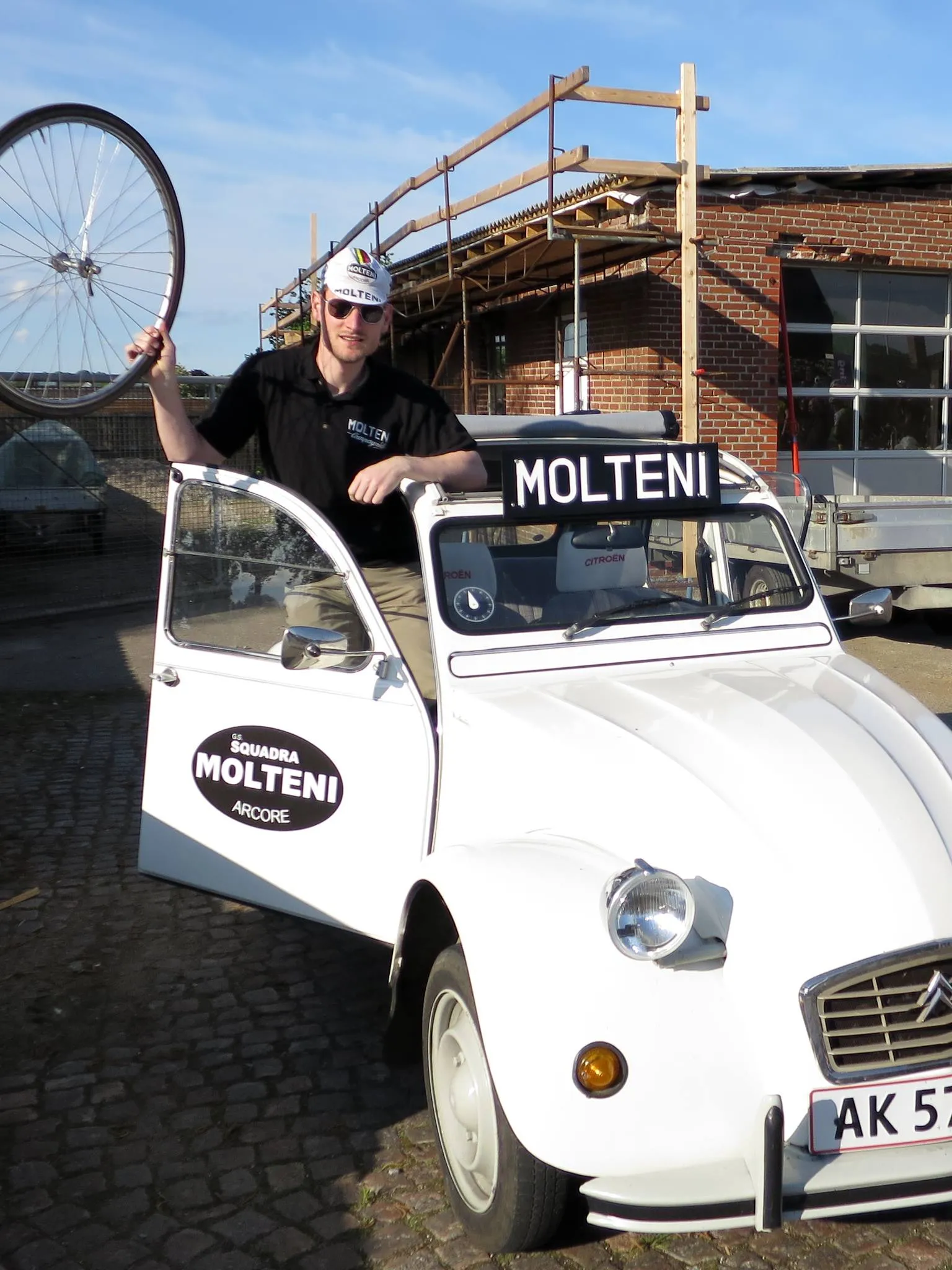 Kasper satte sig til rette i følgebilen - med høj luft under mekanikerkasketten og reservehjul ved hånden.