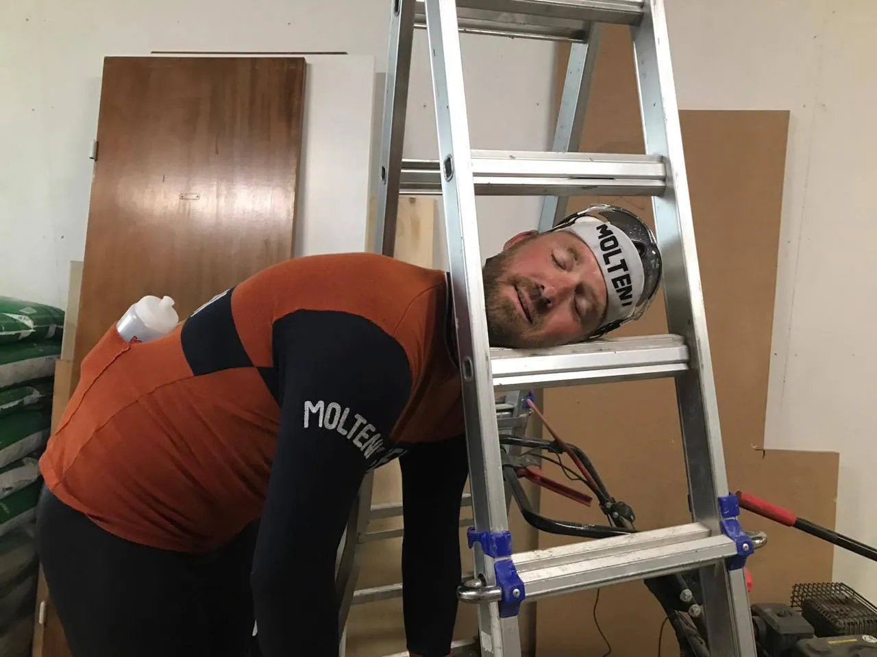 Max sover på en stige
