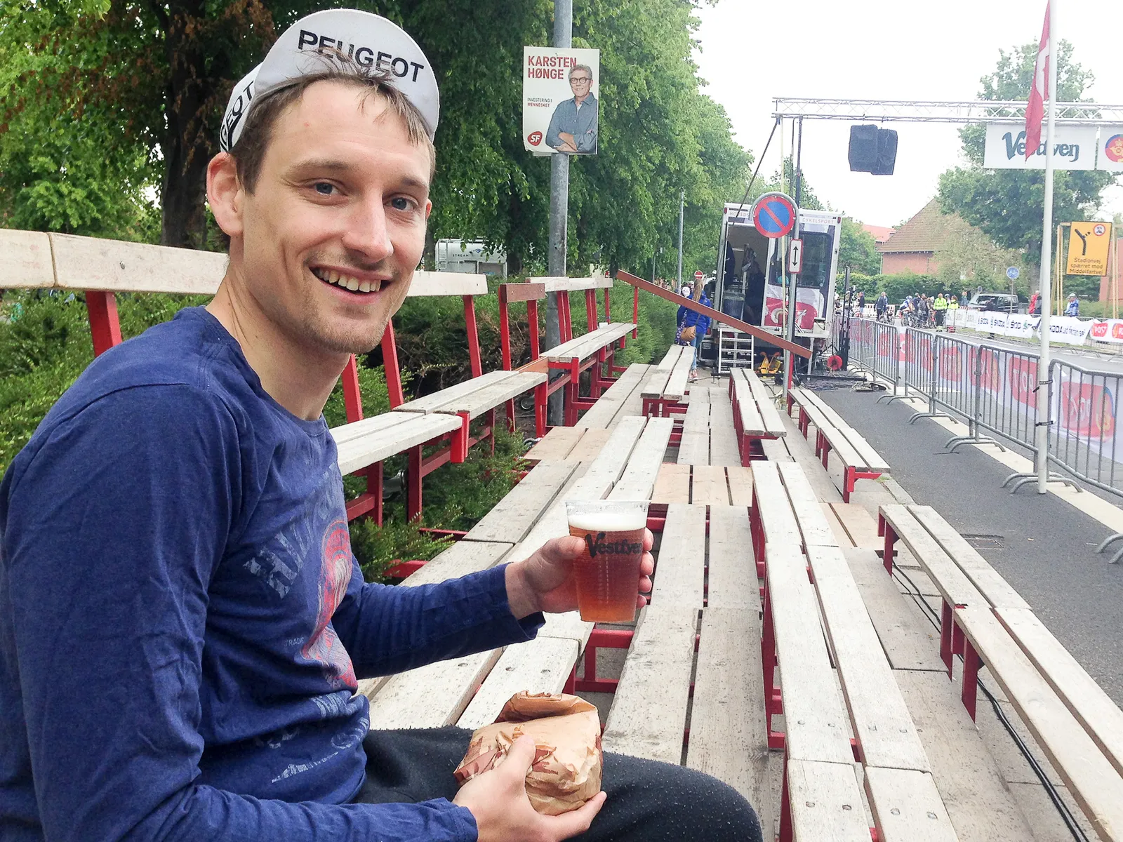 Steffan med en velfortjent burger og fadøl efter Fyen Rundt