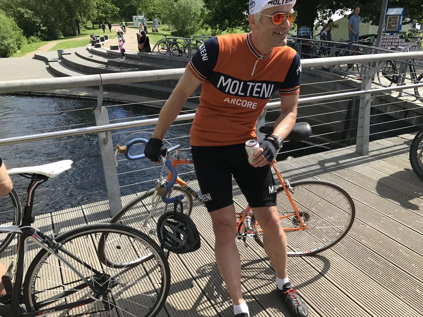 Grane timer sin punktering til perfektion. Få meter efter målstregen.