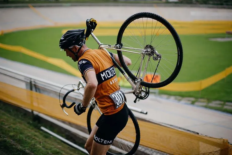 Grote Prijs Vol. V: Niels med sin cykel på nakken