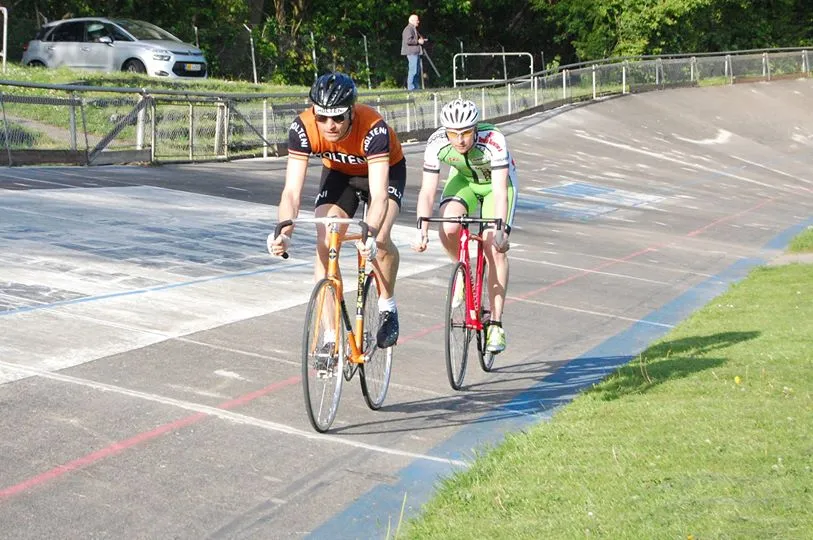 Niels tager en føring på Aarhus Cyklebane til Gunnar Asmussens Æresløb 2015