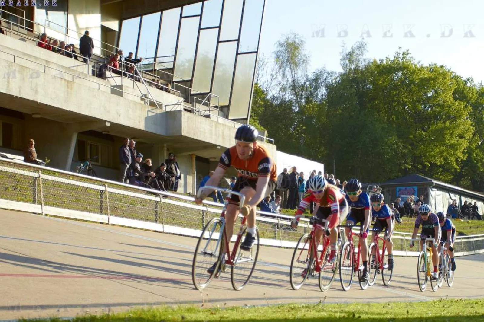 Gunnar Asmussens Æresløb 2016: Plastikcyklerne ligger i slipstrømmen på kaspers smukke klassiske stålbanecykel fra 1974
