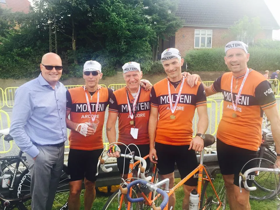Bjarne Riis spurgte pænt, om han måtte lade sig fotografere sammen med Squadra Molteni