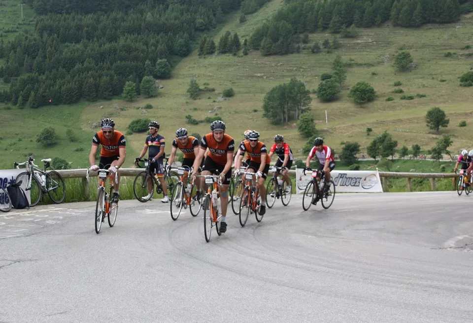 Formation på vej op af Alpe d'Huez