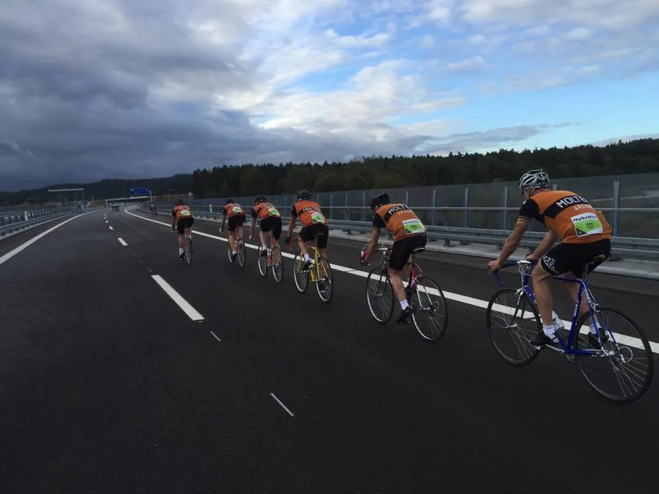 Motorvejsløbet 2016: I formation mod den mørke himmel