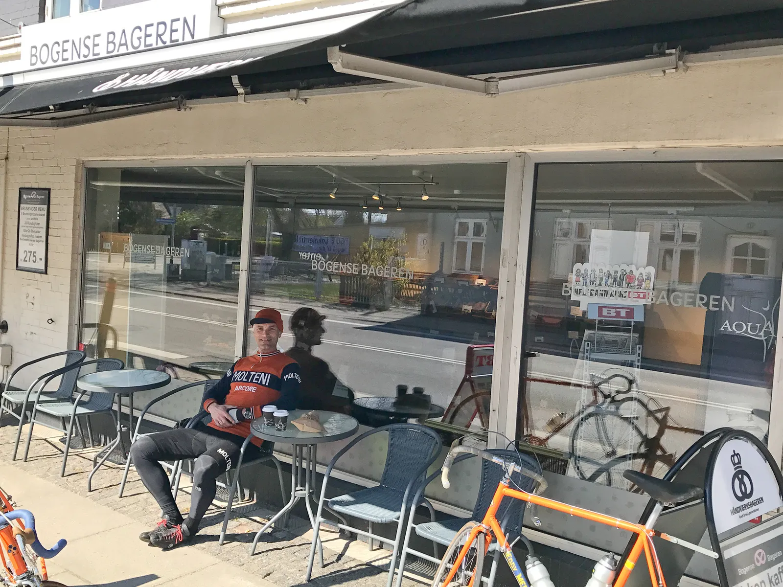Grane og Kasper nyder en kop kaffe og et par scones ved Bogense Bageren