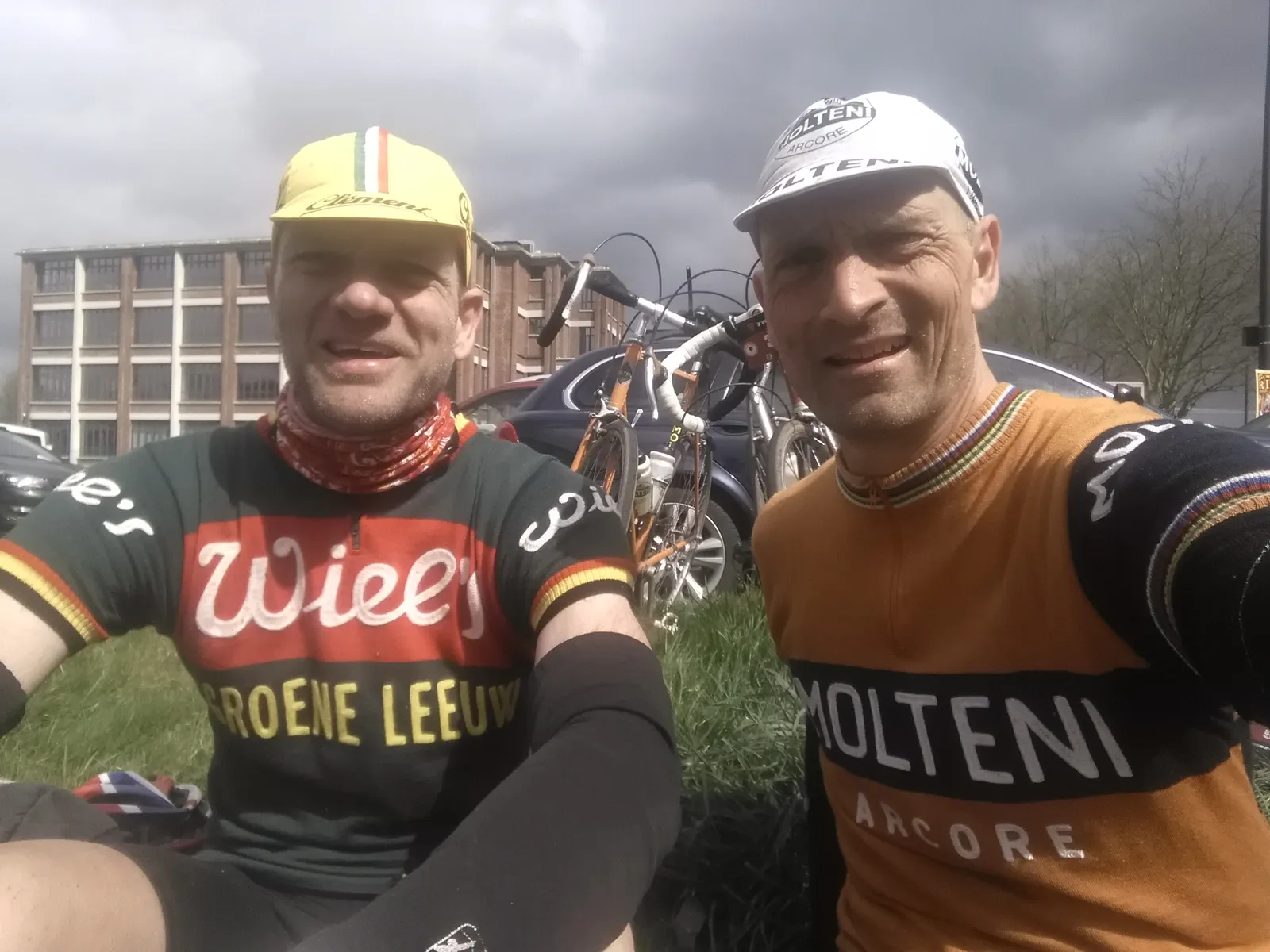 Niels og Per er trætte, men glade, efter Paris Roubaix Challenge 2015