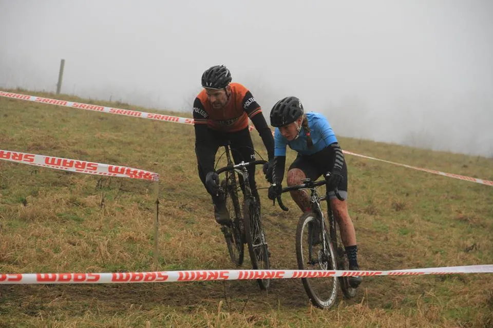 Ved WeBike Crux Cup bliver Niels Bjørnsteen overhalet af VM-rytteren Kristina Nørmark Thrane