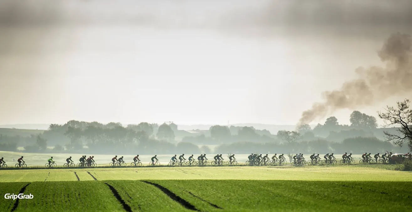 Il Treno Arancione ses i det fjerne under Gran Fondo Munkebjerg