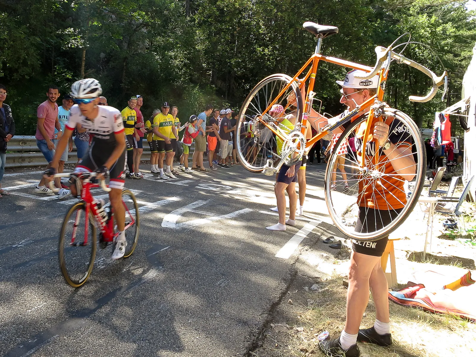 Kasper viser den orange stålcykel frem på bjergsiden